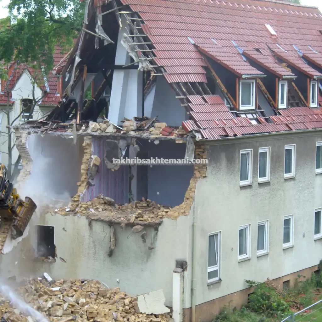 تخریب ساختمان اداری در تهران